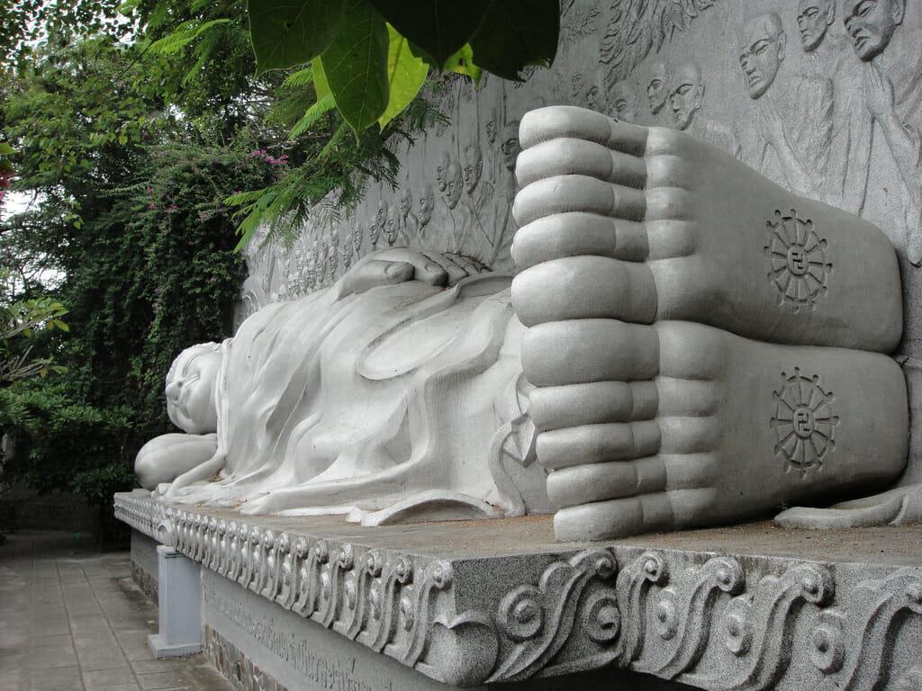 Пагода Лонг Шон, статуя лежащего Будды