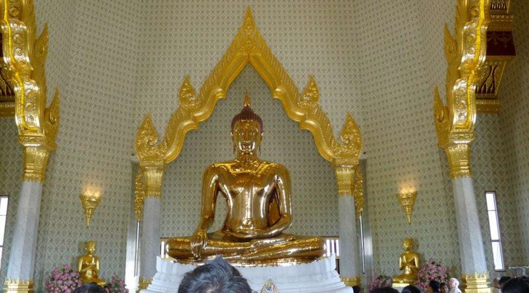 Золотой Будда в бангкокском храме Ват Траймит