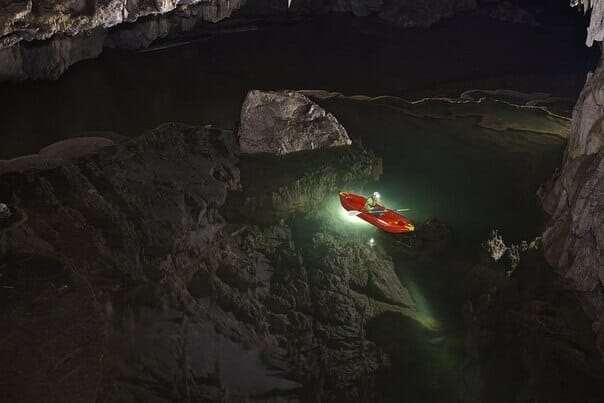 Озеро в пещере Тхам Лод, Тайланд