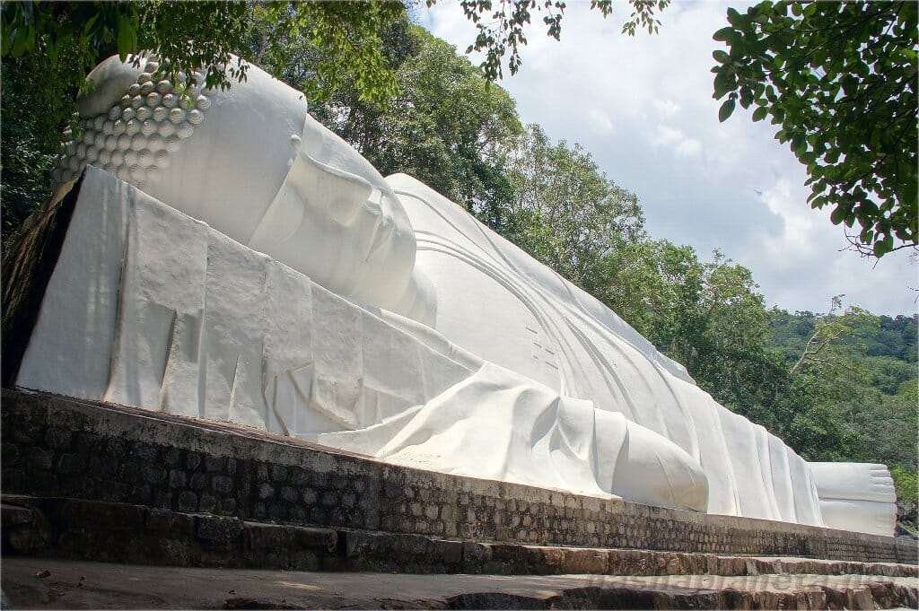 Статуя Лежащего Будды достопримечательности Фантьета 