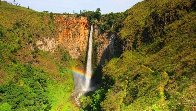 Водопад Сиписо Писо расположено в Северной Суматре, Индонезия