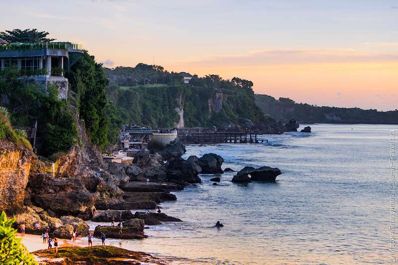 Достойный пляж южного побережья Бали. Обосновался Джимбаран в бухте с живописными пейзажами, отелями, вилами, с приемлемыми ценами и профессиональным обслуживанием. 