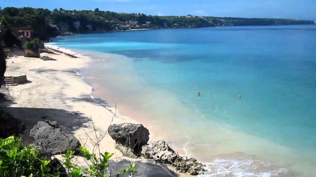 Лазурное море, белоснежный песок – вот что такое пляж Дримленд на острове Бали. Дримленд хорошо подходит для релаксирующего отдыха на шезлонгах, принятия солнечных ванн, наслаждения видами моря. 