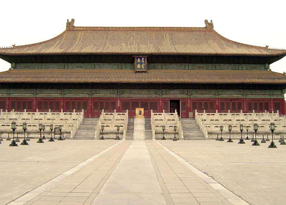 Императорский дворец в Пекине, или Запретный город, состоит ровно из 9999 комнат.