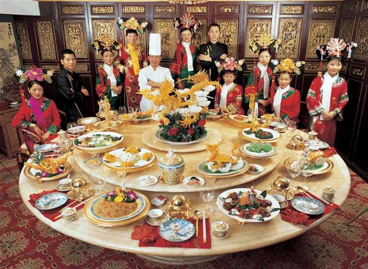 В Китае принято обедать в большой компании друзей или родственников – есть полагается неторопливо и с удовольствием. Если участники трапезы заказывают суп, его принесут в одной двухлитровой тарелке на всех.