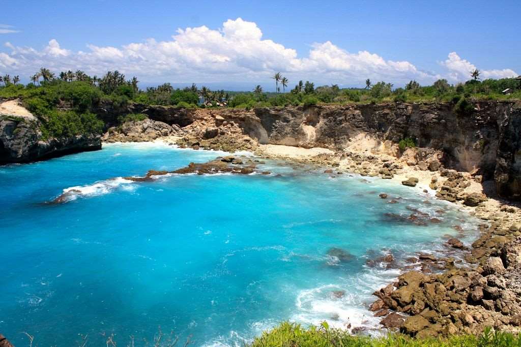 На Нуса Лембонган с Бали можно добраться за пол часа. Хотя остров нельзя назвать курортным раем, но тут имеются довольно приличные отели. 