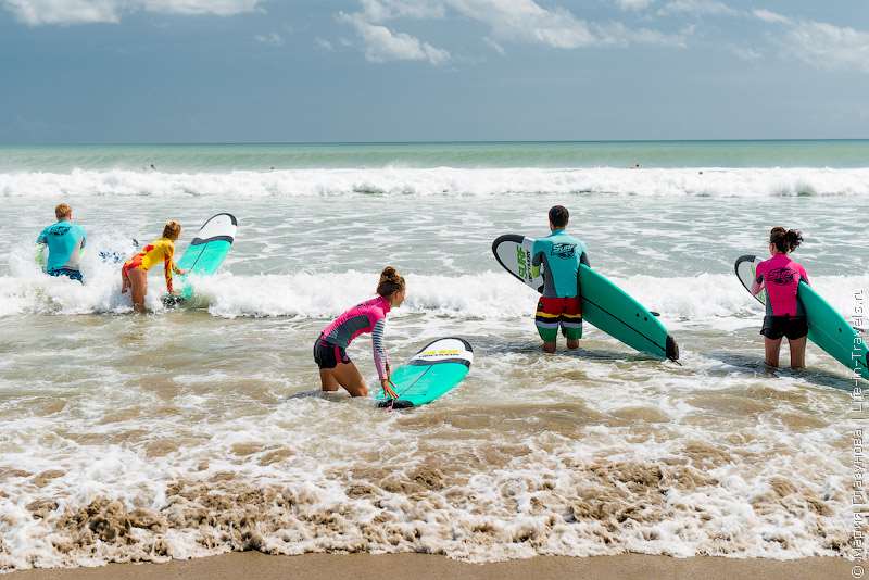 Пляж Бали Кута – самый популярный и лучший, по мнению многих туристов. Сюда съезжается преимущественно молодежь, чтобы кататься на сёрфе или взять уроки в сёрф-школе.