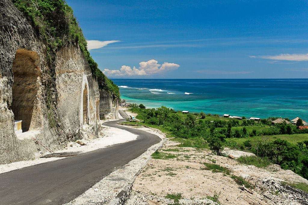 Полуостров расположился в южной части Бали. В этой части преобладают пляжи с чистой, бирюзового оттенка, водой, где много тайных пляжей, которые хорошо подходят для серфинга. 