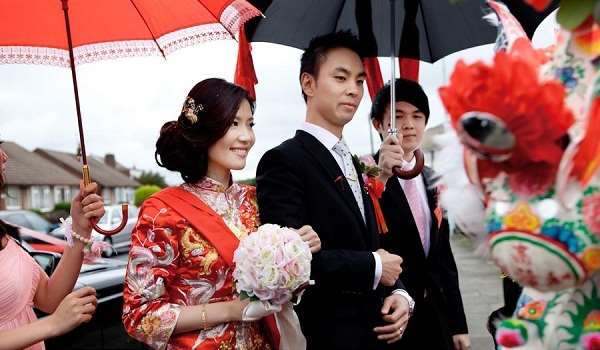 В подавляющем большинстве случаев китайцы вступают в брак с партнерами, которых им подбирает профсоюз.