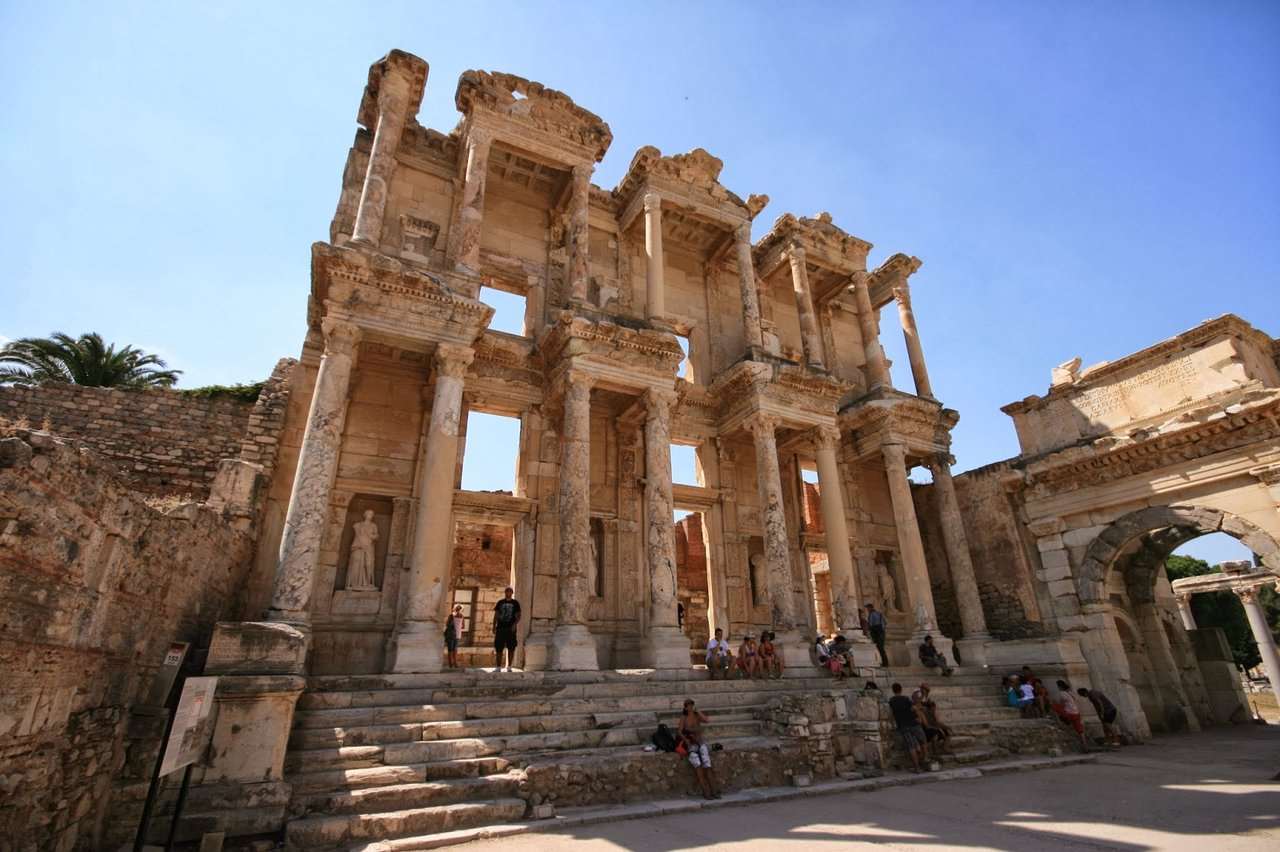 От Бодрума на расстоянии 172 км находится античный город Эфес. В этом археологическом комплексе находится много хорошо сохранившихся античных построек. Город знаменит храмом Артемиды, однако, увидеть его вы не сможете.