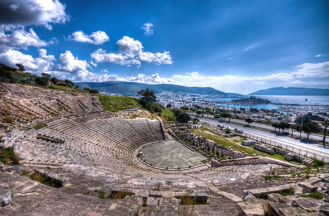 Среди основных достопримечательностей Бодрума выделяется хорошо сохранившийся античный театр. Он был построен в IV веке до н. э. во время правления карийского царя Мавсола.
