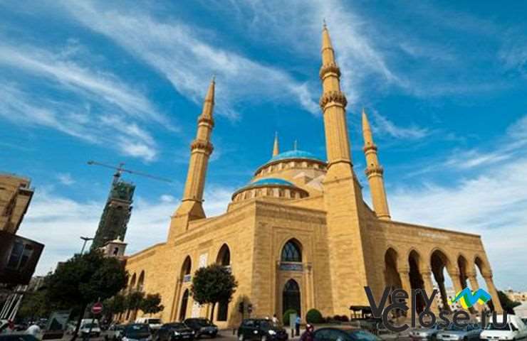 Мечеть имеет отличительный исламский архитектурный стиль периода правления мамлюков. Была построена по приказу принца Саиф аль-Дин Тайнала в 1335 году. Имеет пять куполов и минарет.