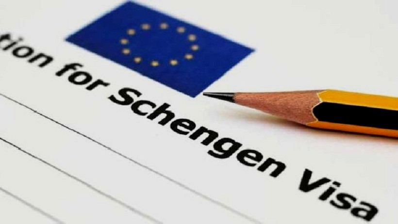 Оформление шенгенской визы – непростая задача, предполагающая сбор ряда документов, уплату пошлины, покупку медицинской страховки.