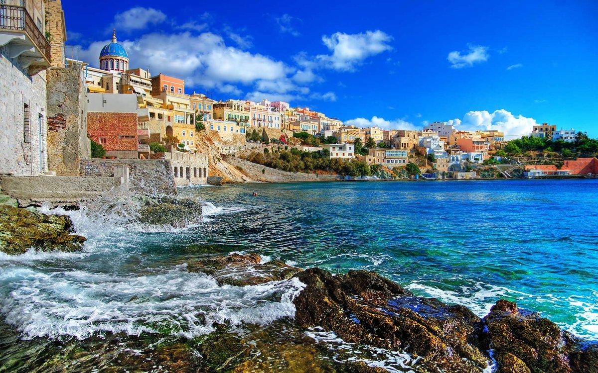 Хотя сами Афины пока что не имеют выхода к морю, пригород известен пляжами, оборудованными всем необходимым для хорошего отдыха 
