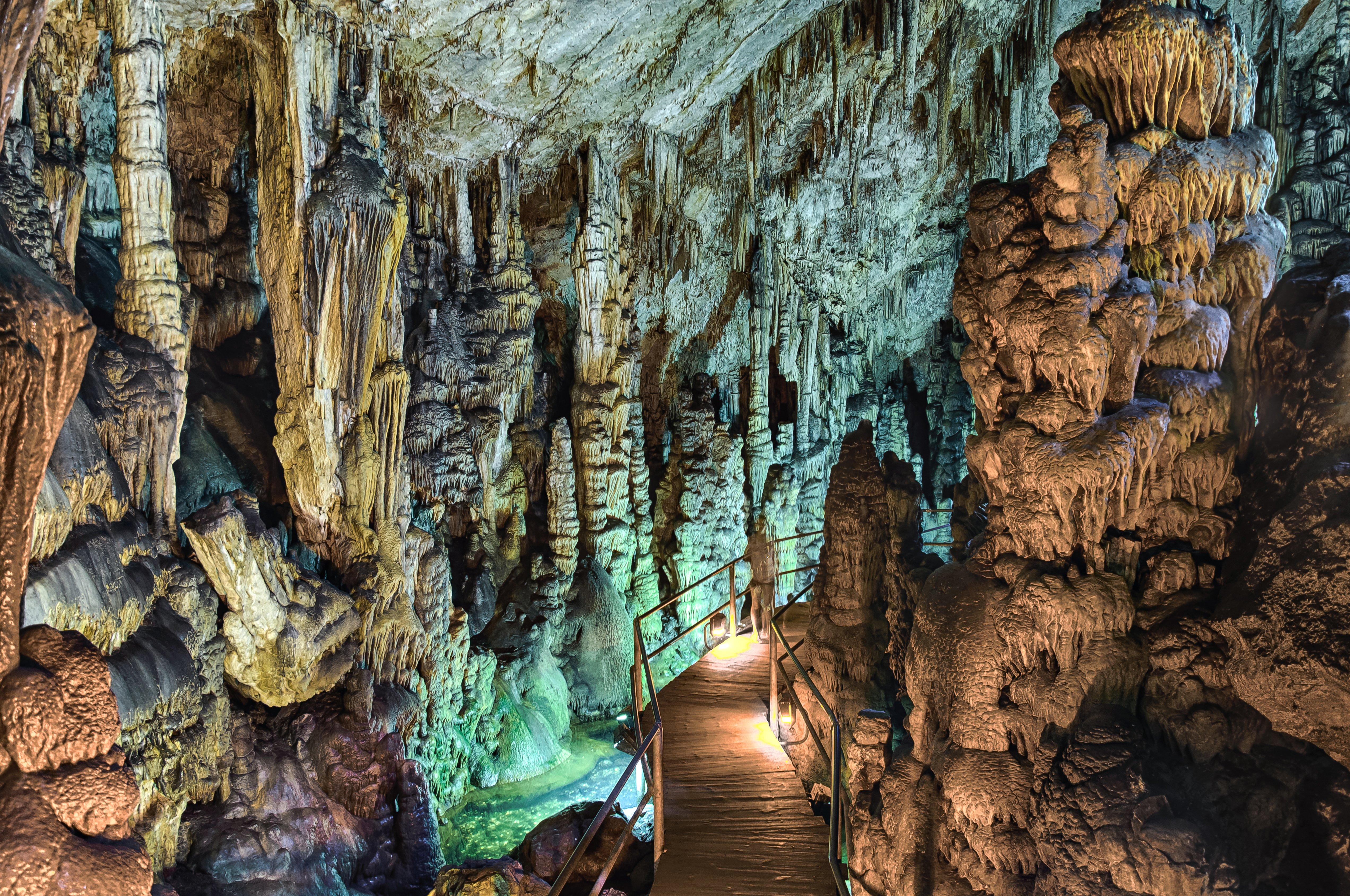 В Диктейских горах Крита находится природная пещера, где, если верить в мифологию, появился на свет бог Зевс