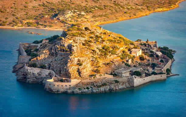 Небольшой островок не был по достоинству оценен жителями Крита вплоть до начала 16 века, когда обнаружили запасы соли. После этого Спиналонга вошел в состав области и стал активно использоваться