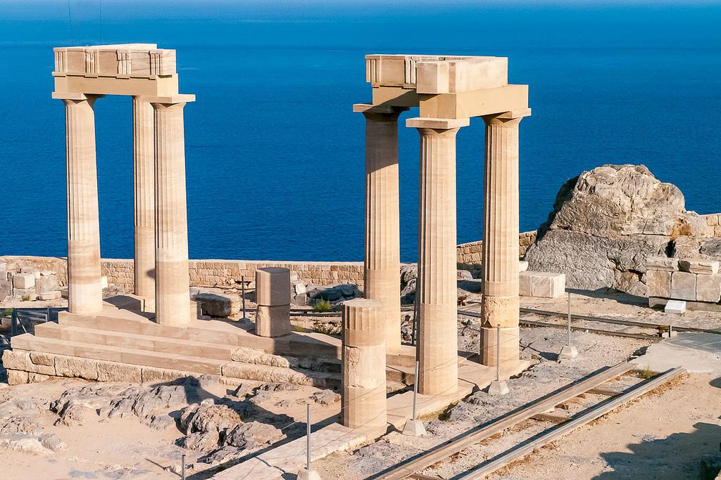 Среди греческих акрополей уступает по величине только афинскому. В нем расположены памятники различных культур, что позволяет обогатить свой исторический запас знаний