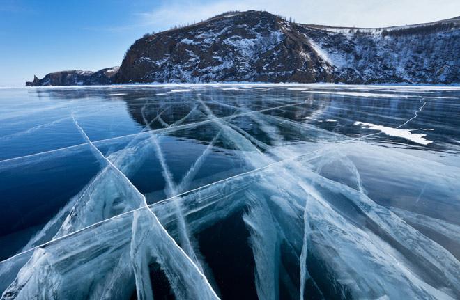 Байкал в летние месяцы – это великолепное зрелище, но особый шарм приобретает озеро, скованное льдом.