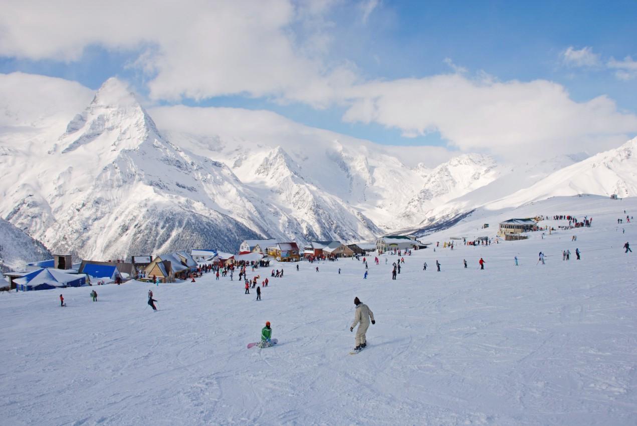 В горах Северного Кавказа есть отличное место, чтобы испытать свои силы на сноуборде или горных лыжах – это Домбай. Курортный город, названный в честь верховьев реки Теберды, берущих начало от Кавказского хребта