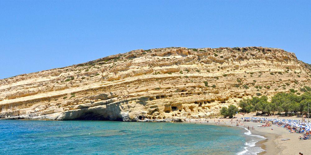 Пляж Матала огражден от внешнего мира скалами, сформировавшими бухту. Здесь же находится древнее поселение