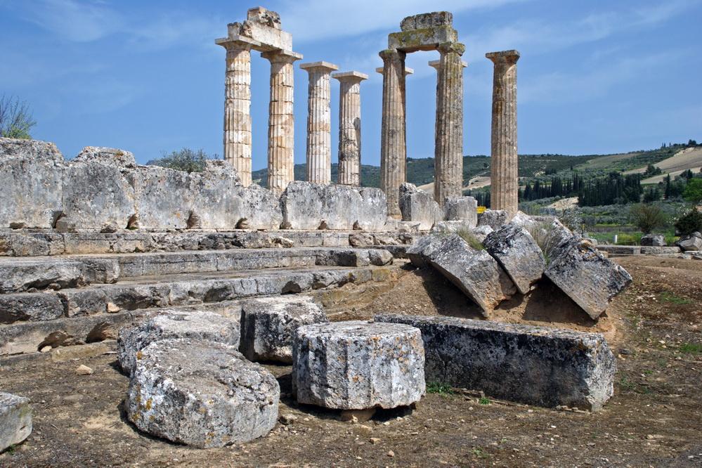 Руины святыни Зевса Немейского – это ряд колонн и небольшие фрагменты стен