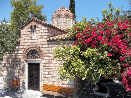 Небольшая византийская церковь была построена в 11 веке недалеко от известного храма Гефеста