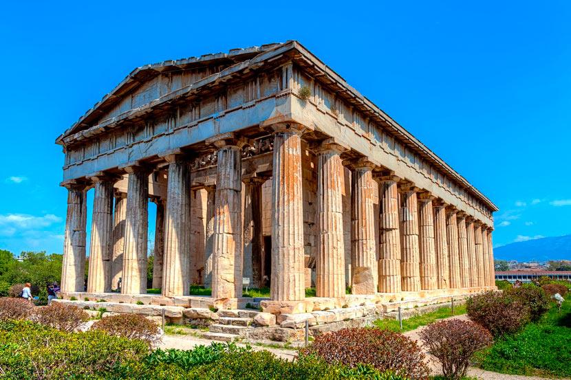 Классический пример античной архитектуры, известный тем, что относительно хорошо сохранился до нашего времени