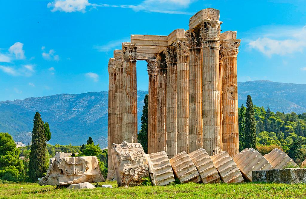 Несколько колонн в юго-восточной части Акрополя – это руины некогда величайшего святилища Афин – храма Зевса Олимпийского