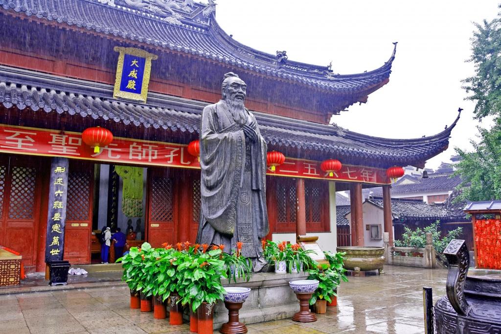 Вряд ли сегодня найдется хоть один человек в просвещенном мире, который ни разу не слышал имени древнего мыслителя и философа. В Шанхае ему посвящен единственный храмовый комплекс, который был построен в 1294 году. 