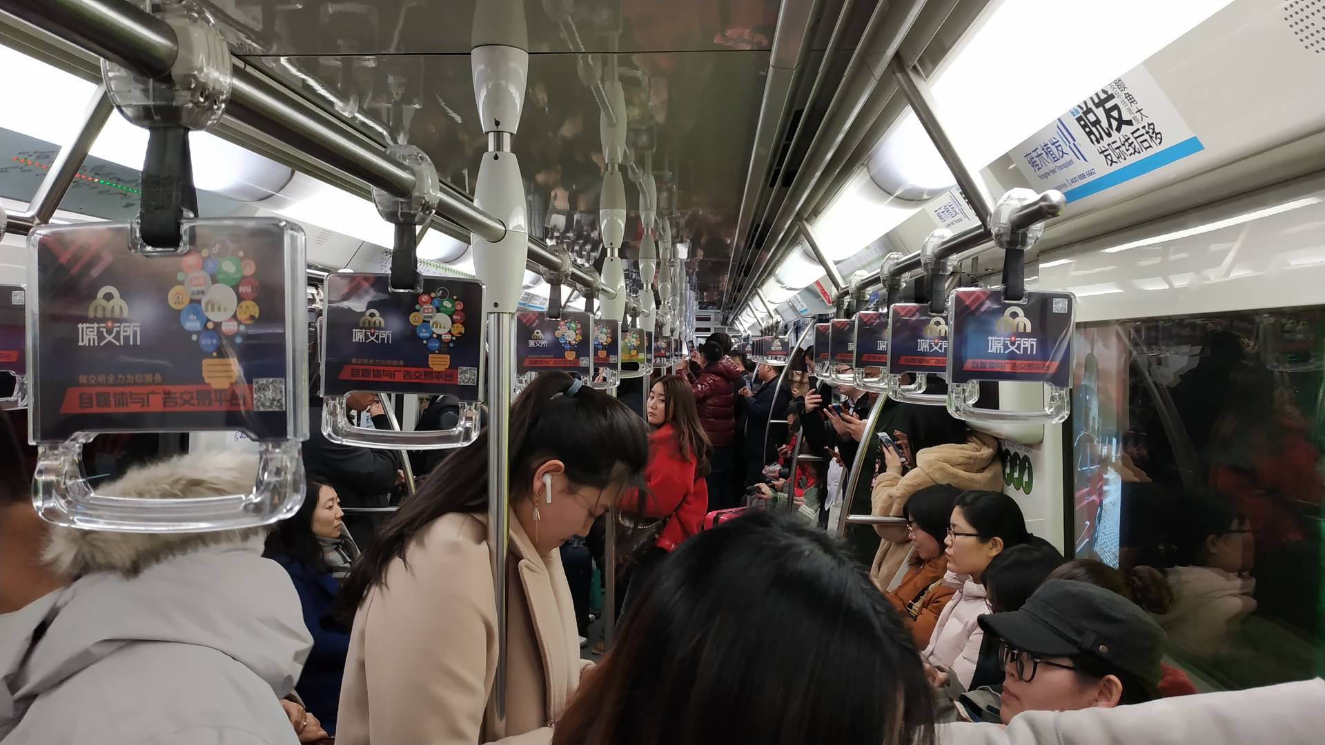 Все поезда шанхайской подземки оборудованы автоматическим управлением. Платформа огорожена дверьми, которые открываются непосредственно по прибытии поезда. Внутри состава нет дверей и перегородок, что позволяет максимально использовать полезное пространство