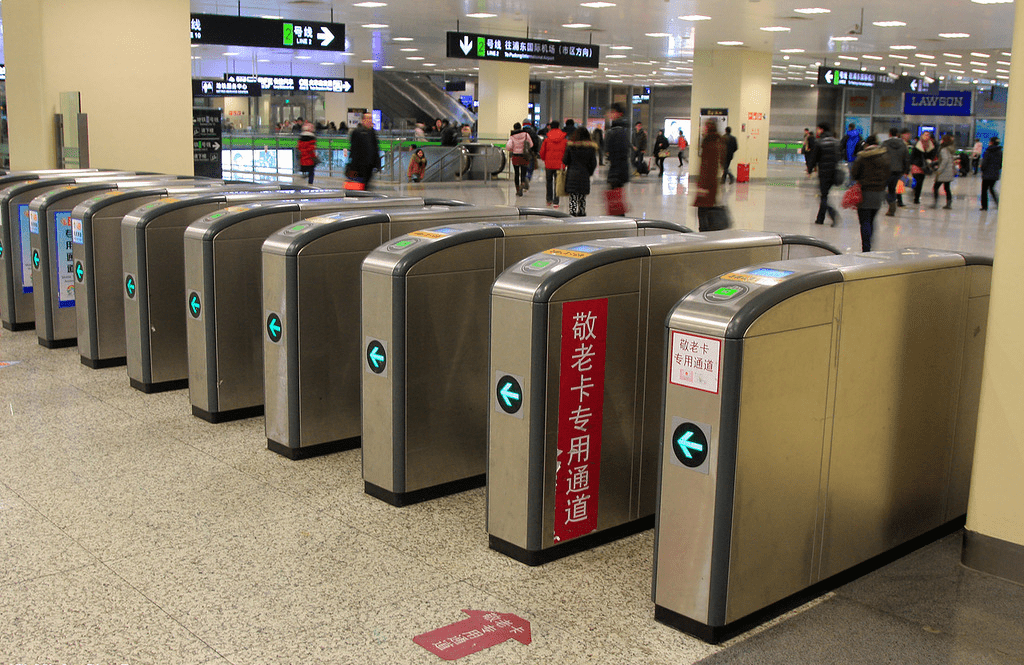В подземке Шанхая строгая техника безопасности – это обязательная визуальная проверка охраной и пропуск массивного багажа через магнитную ленту. Если все нормально, можно покупать билет и проходить к турникетам.