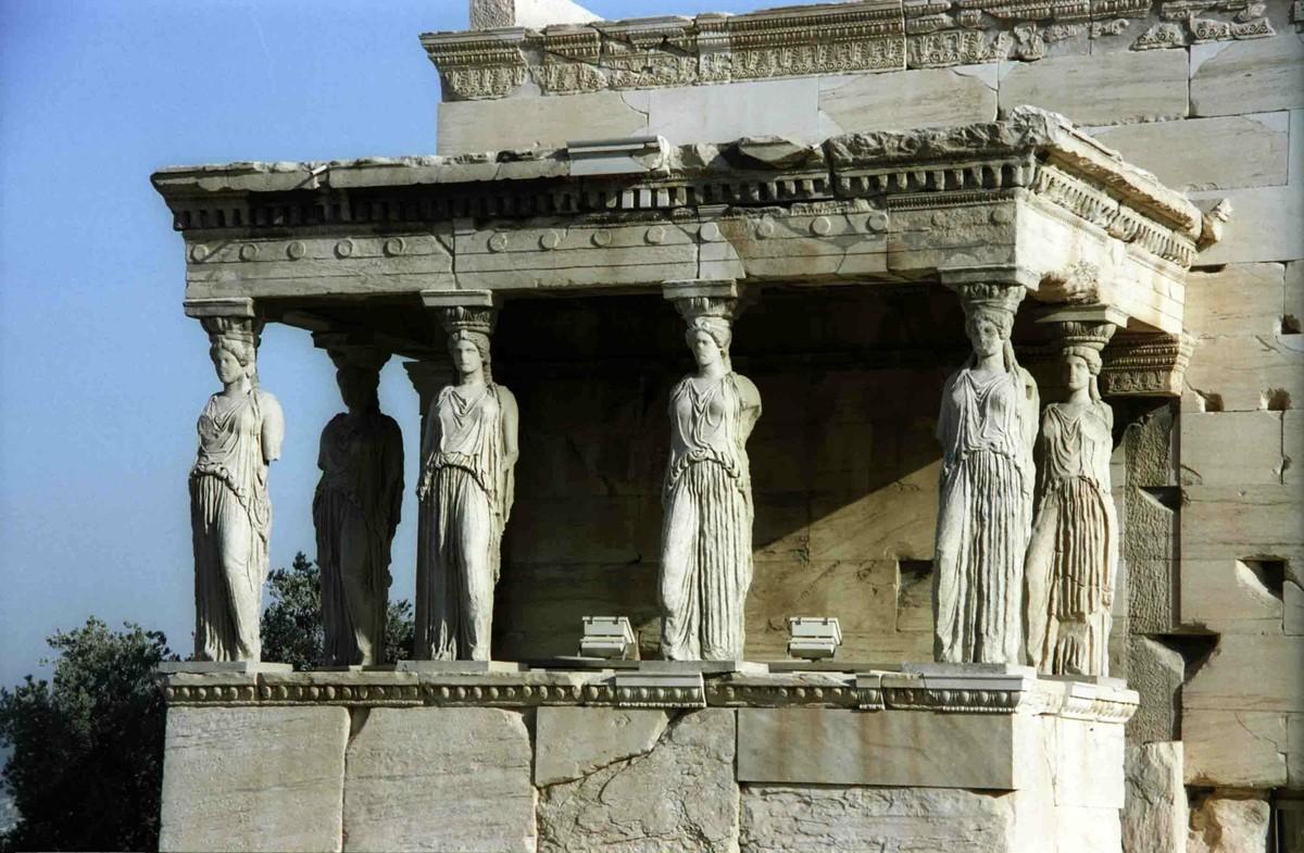 Восточная часть посвящена Афине – именно здесь располагались самые ценные реликвии