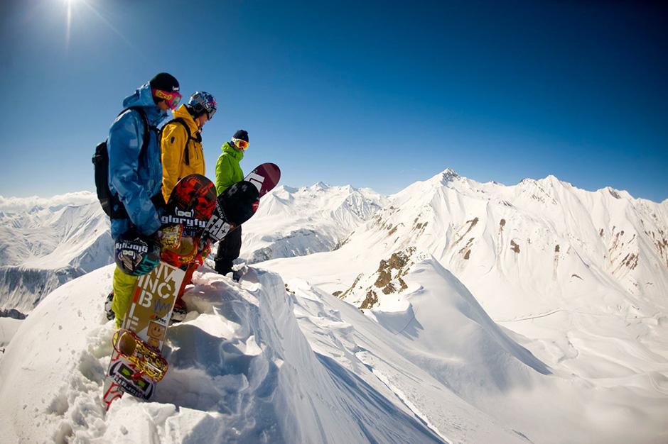 Катание на горных лыжах по склонам Кавказских гор – одна из основных целей поездки в Грузию. Нельзя отрицать, что такое времяпрепровождение потенциально опасно травмами. Узнать, где расположен ближайший травмпункт будет не лишним не только для себя, но и чтобы помочь другим отдыхающим.