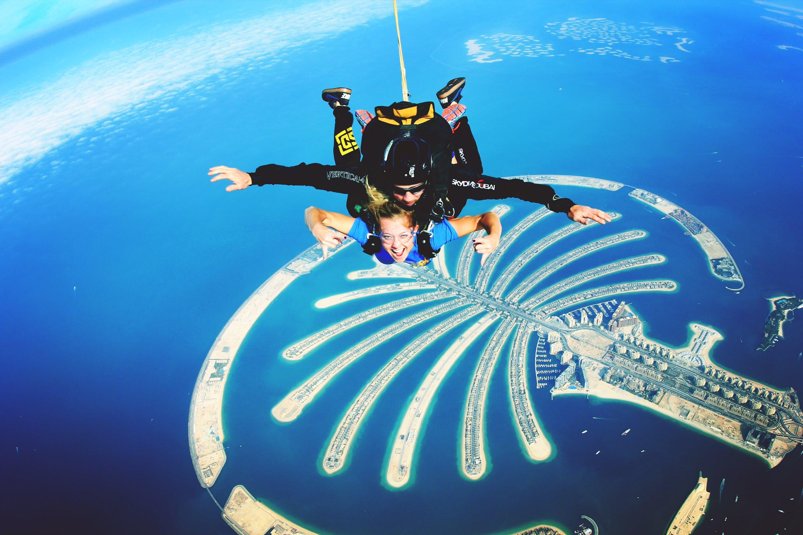 любители острых ощущений и ярких впечатлений смогут развлечь себя незабываемым приключением и прыгнуть с парашютом в Дубае с профессиональными инструкторами Skydive Dubai.