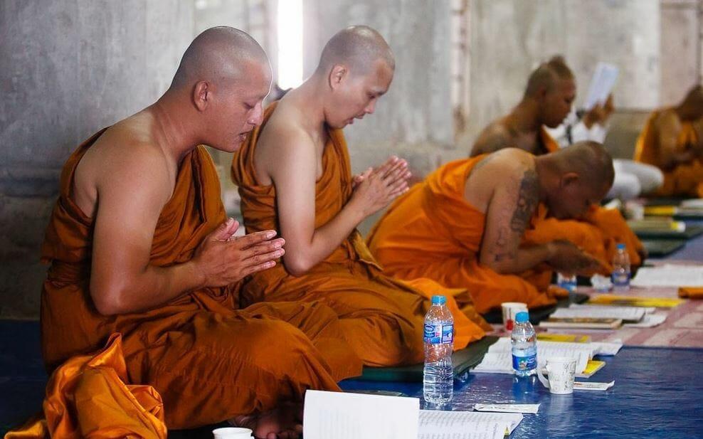 Большой Будда монах