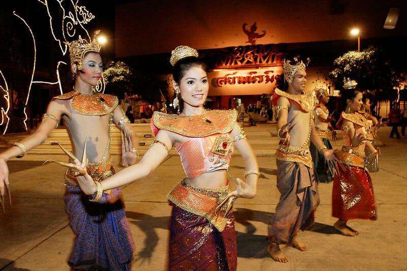Тайская деревня Пхукета танцы