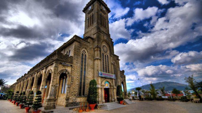 Кафедральный собор Нячанга – величественное сооружение, которое просматривается из любой точки города.