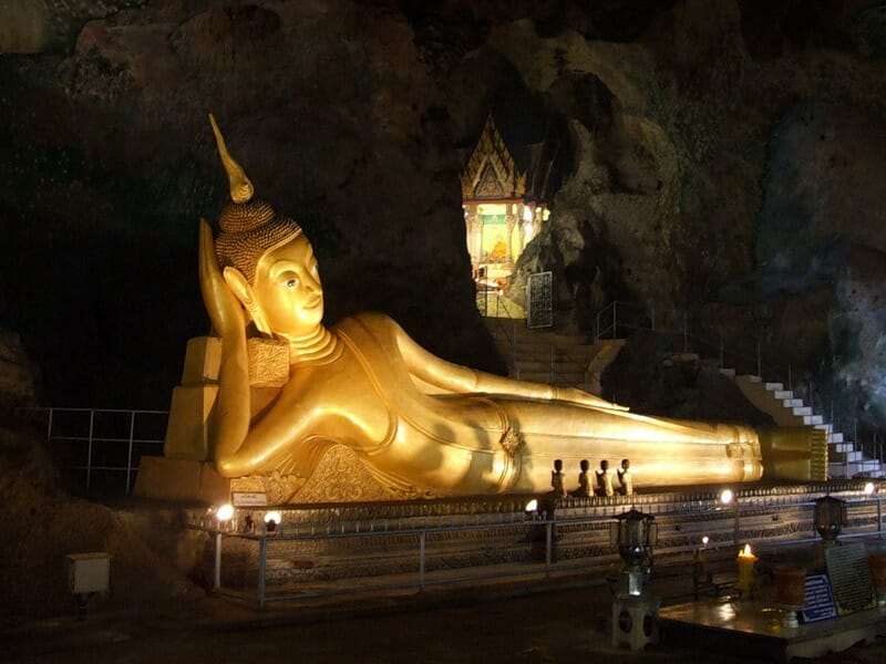Храмом Лежащего Будды