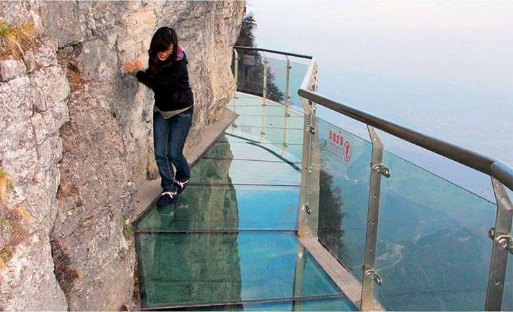 «Трескающийся» стеклянный мост в Китае у горы Тайханьшань