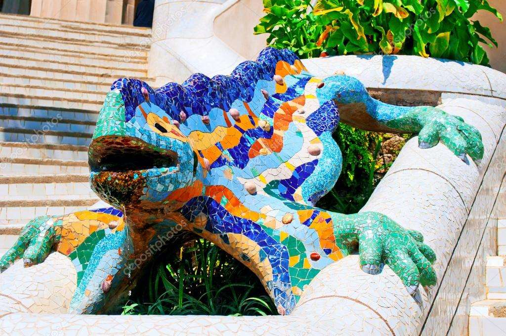 Мозаичная саламандра в парк Гуэль в Барселоне