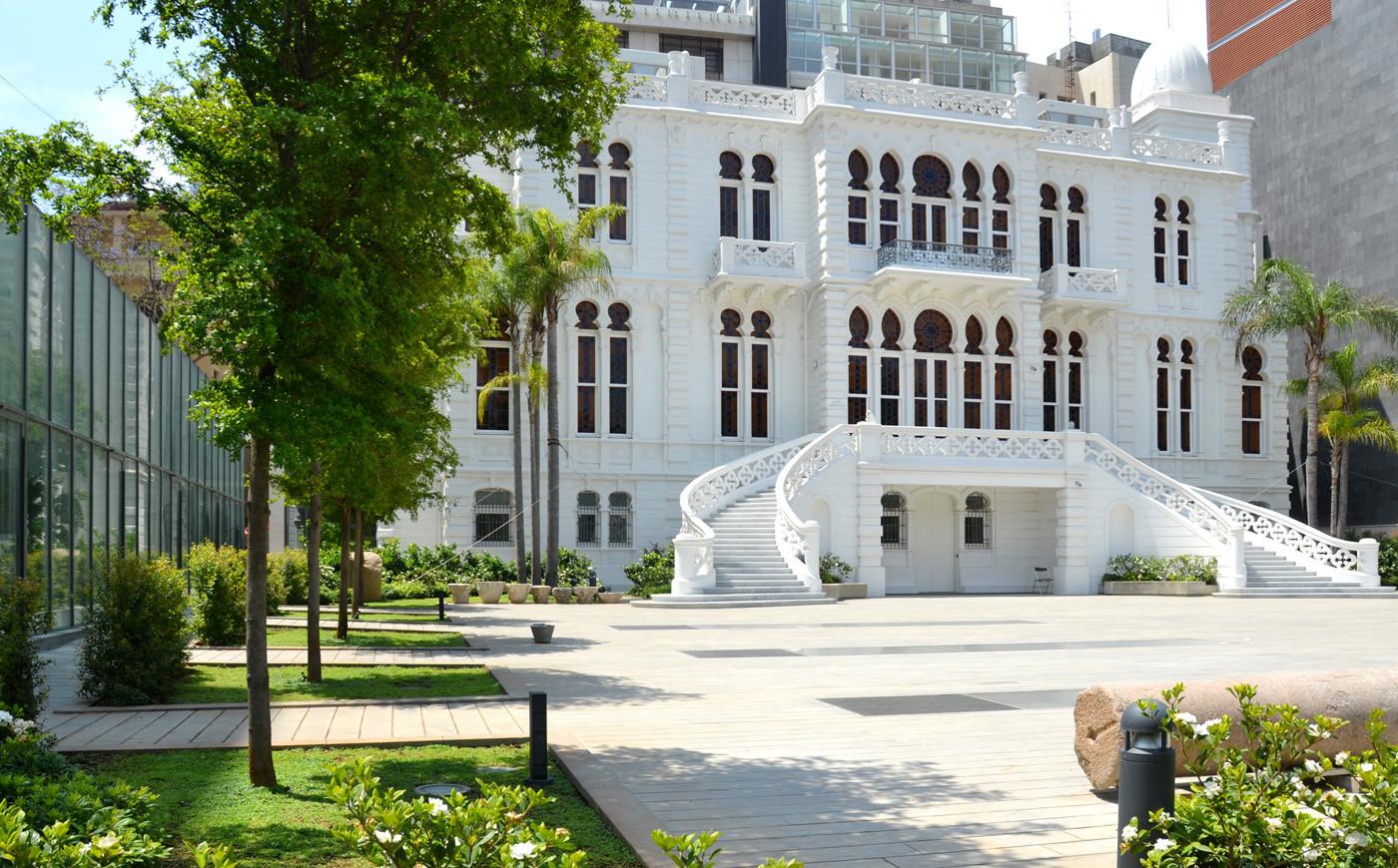 Николас Сурсак построил свой дворец в 1910 году, где разместил собранную коллекцию археологических древностей. Его можно посещать ежедневно с 10:00 до 13:00 и с 16:00 до 19:00 бесплатно. После смерти владельца в 1952 году дворец был передан в муниципалитет Бейрута, чтобы стать музеем современного искусства, как упомянуто в завещании. Одним из условий было то, что мэр Бейрута будет руководителем музея.