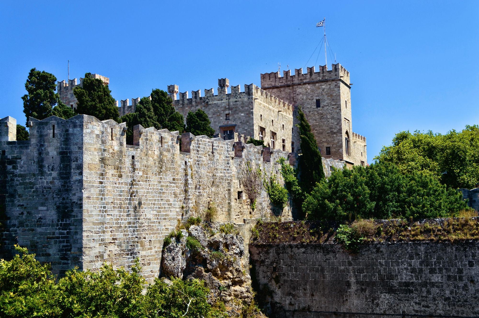 Родосская крепость представляет собой мощное сооружение, ведь до наших дней сохранилось большинство стен, бастионы, улицы, и даже дворец магистра не претерпел значительных изменений.