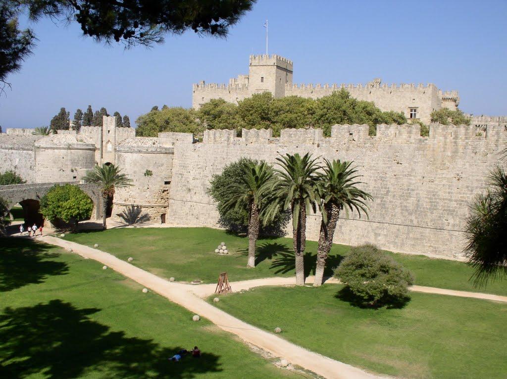 Дворец великих магистров – это замок, который сегодня отдан под музей античной археологии