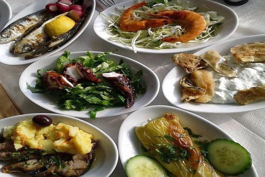 Основные блюда – салаты и различные морские деликатесы, обильно приправленные оливковым маслом, производимым на острове