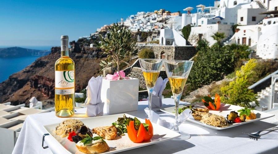 Основные блюда – салаты и различные морские деликатесы, обильно приправленные оливковым маслом, производимым на острове