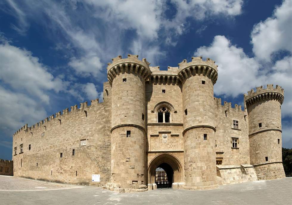 Родосская крепость представляет собой мощное сооружение, ведь до наших дней сохранилось большинство стен, бастионы, улицы, и даже дворец магистра не претерпел значительных изменений
