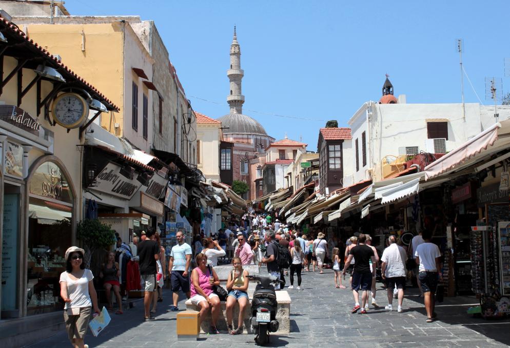 Улица Сократа на Родосе расположена в административном центре острова в Старом городе и является главной торговой улицей для приверженцев продукции местного производства