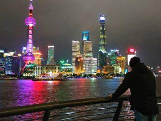 Город Шанхай - один из крупнейших населенных пунктов Китая, расположенный в его восточной части. Он настолько полюбился туристам, что многие ошибочно предполагают, что это столица государства, хотя этот статус принадлежит Пекину.- veryclose.ru Григория Яцунова