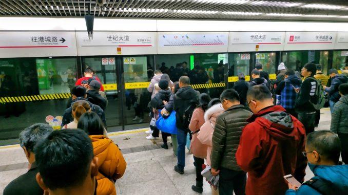 Всего в Шанхайском метро сейчас 16 действующих линий и 393 станции
