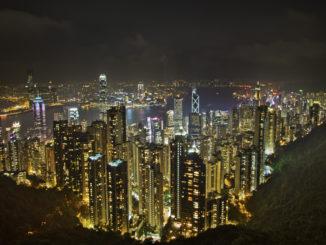 ик Виктория входит в список достопримечательностей Гонконга, обязательных к посещению. С этого места, расположенного на высоте 500 м над уровнем моря, открывается красивый вид на город. Однако это место имеет не только эстетическое, но и историческое значение.